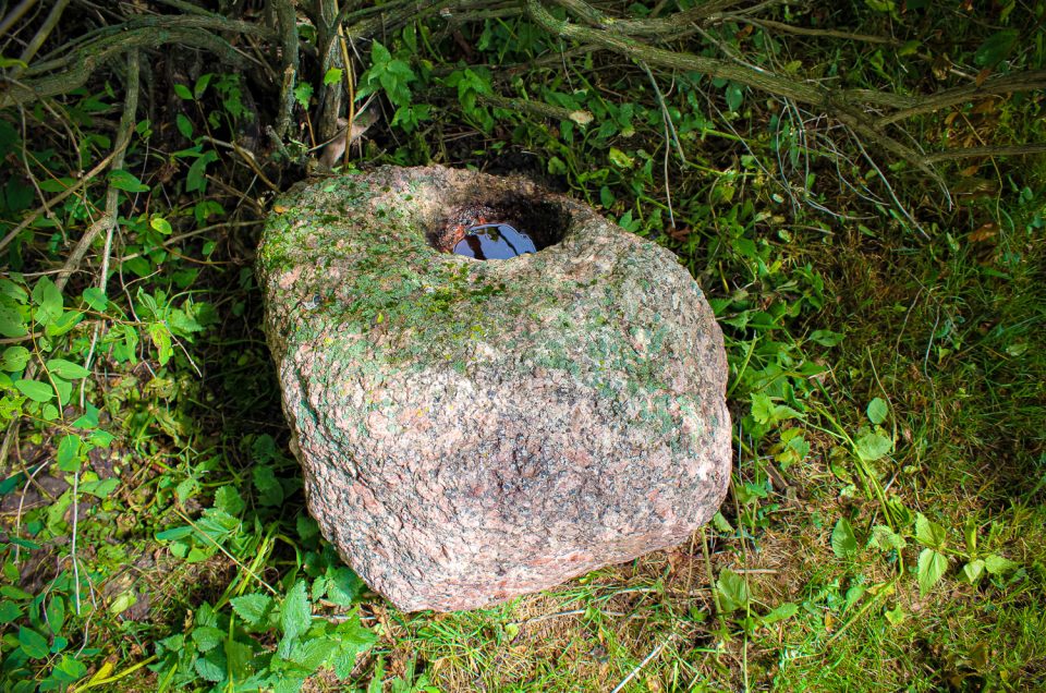 Lielspriceni stone with rounded cone hollow