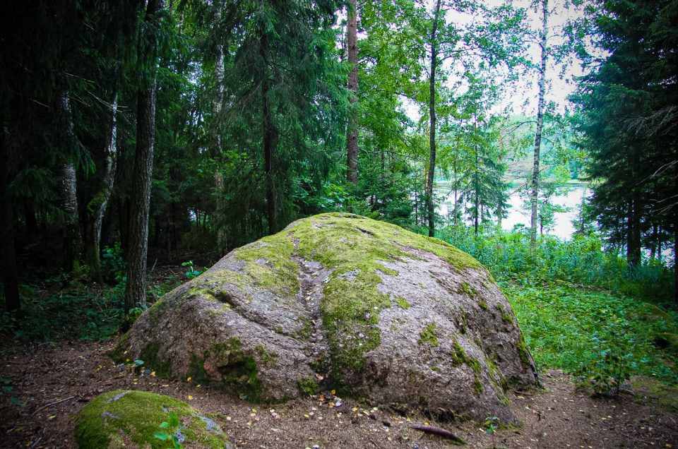 Bānūži Devil’s Stone (Devil’s Gate Stone)