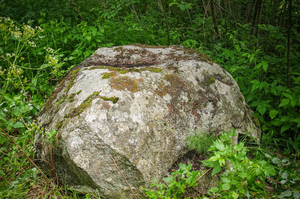 Tauči Stone with a hollow